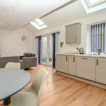Spacious Modern With Garden
