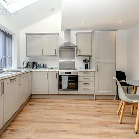 Spacious Modern With Garden Ferienhaus *